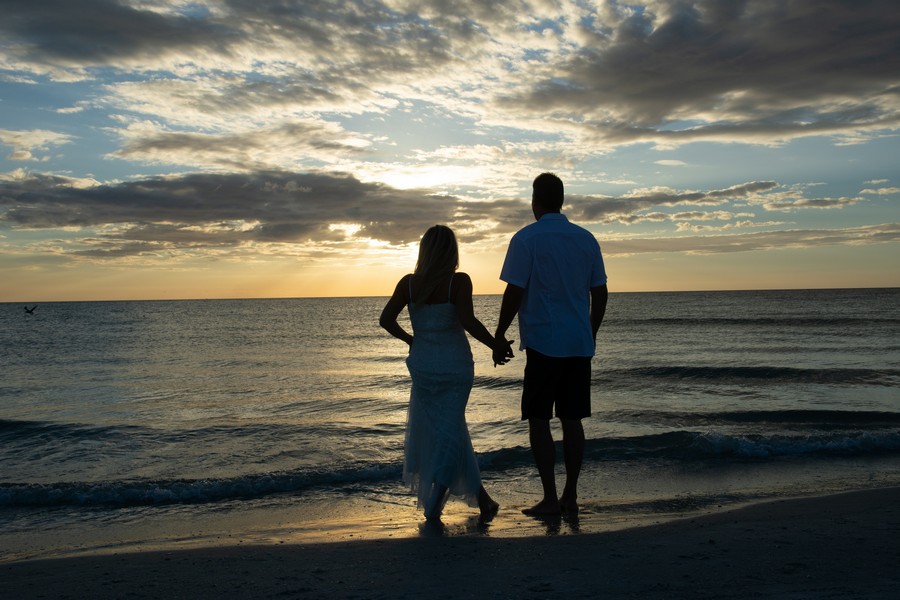 couples sunset photo session on Treasure Island